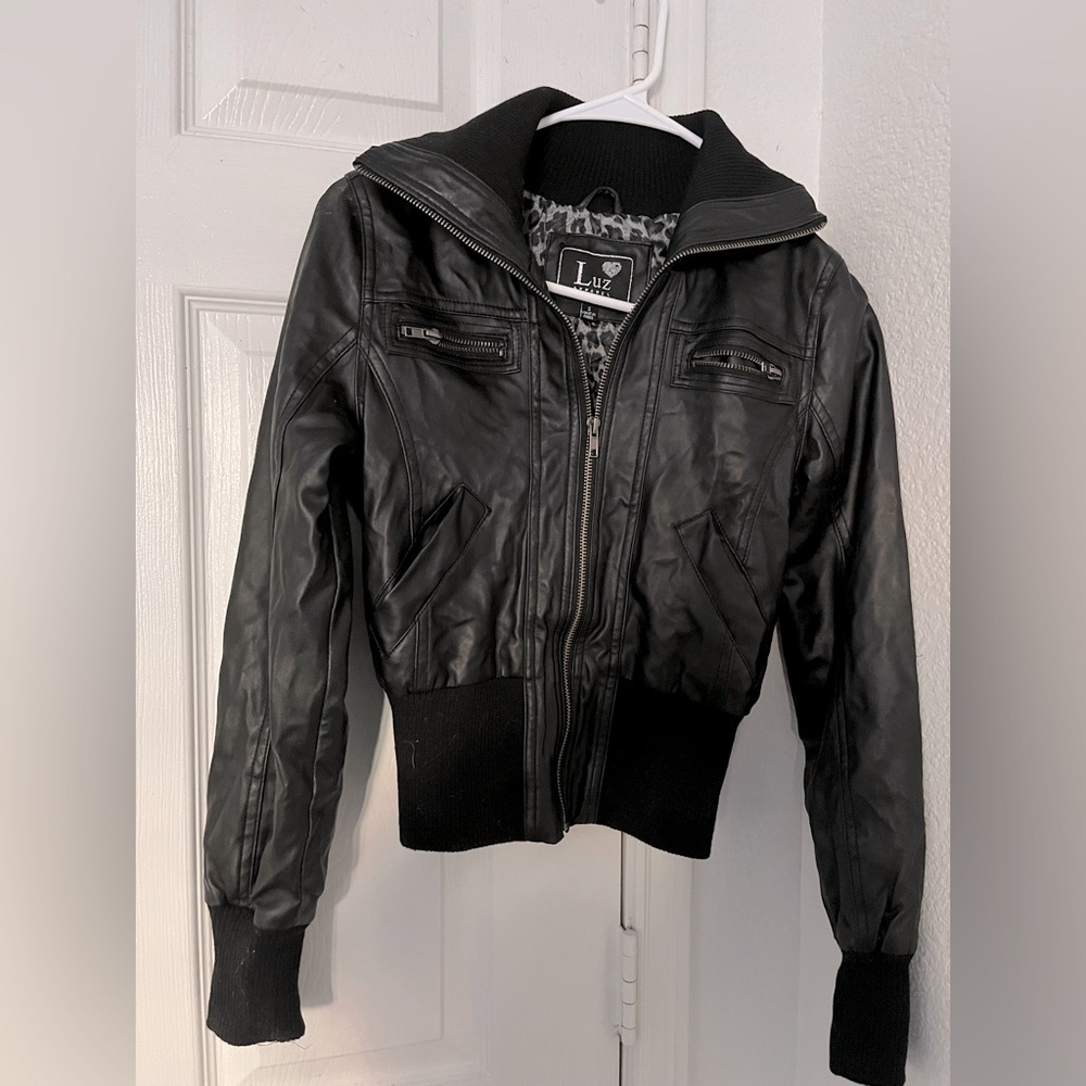 Women's Short-Cut Bomber Leather Jacket Size Small